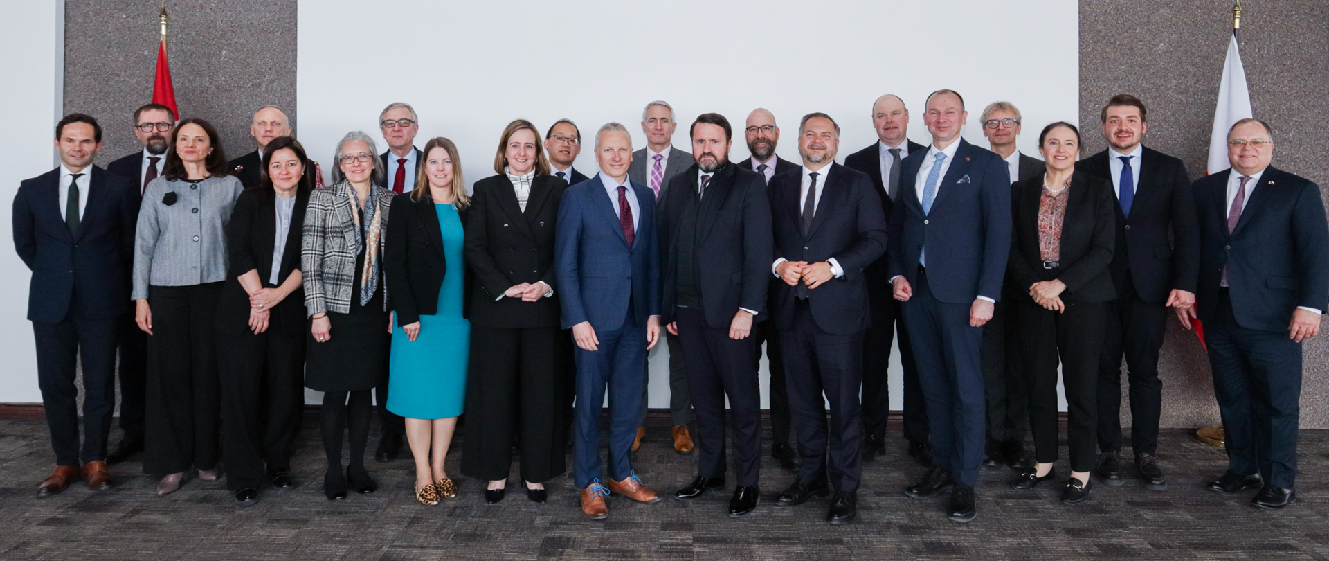 Wiceminister Konrad Gołota i inni przedstawiciele strony polskiej oraz kanadyjskiej. 