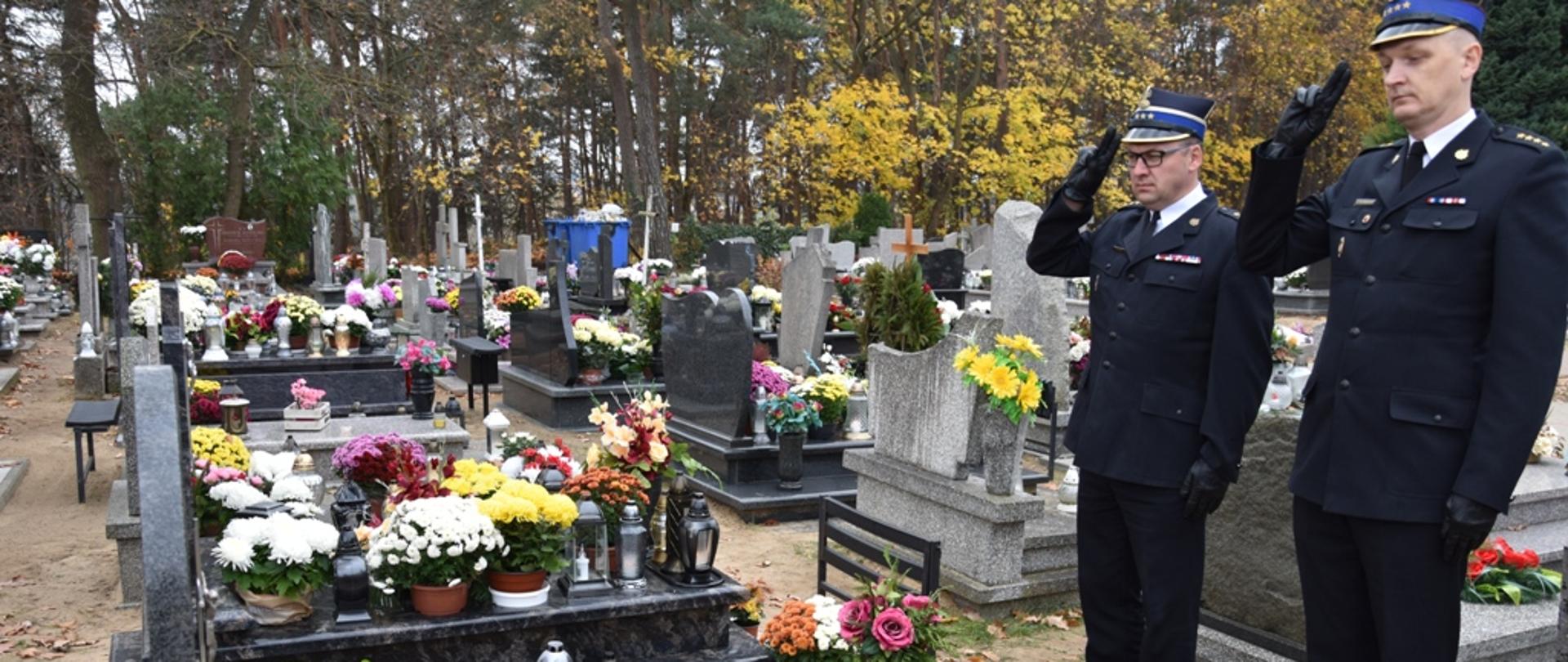 Komendanci oddają honory przed grobem byłego komendanta powiatowego PSP w Ostródzie