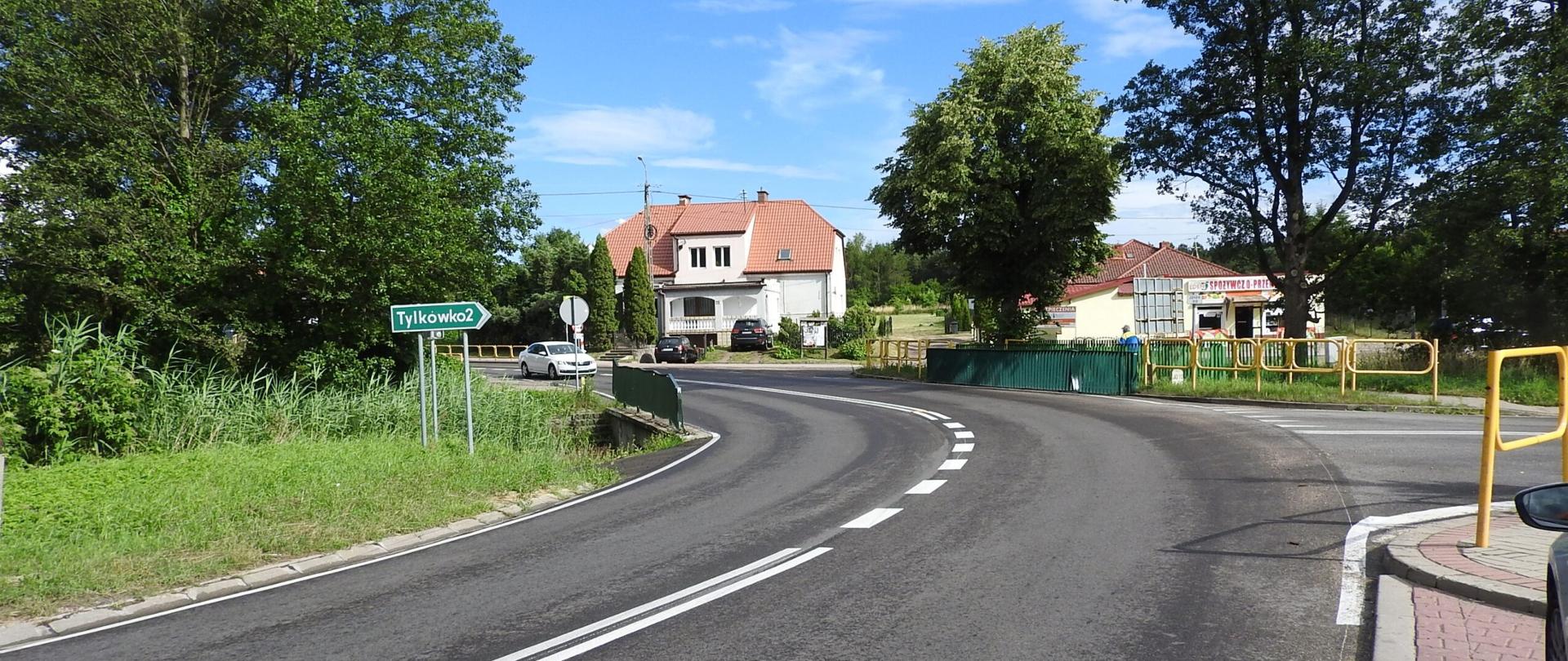 Droga przecinająca miejscowość w ostrym łuku.