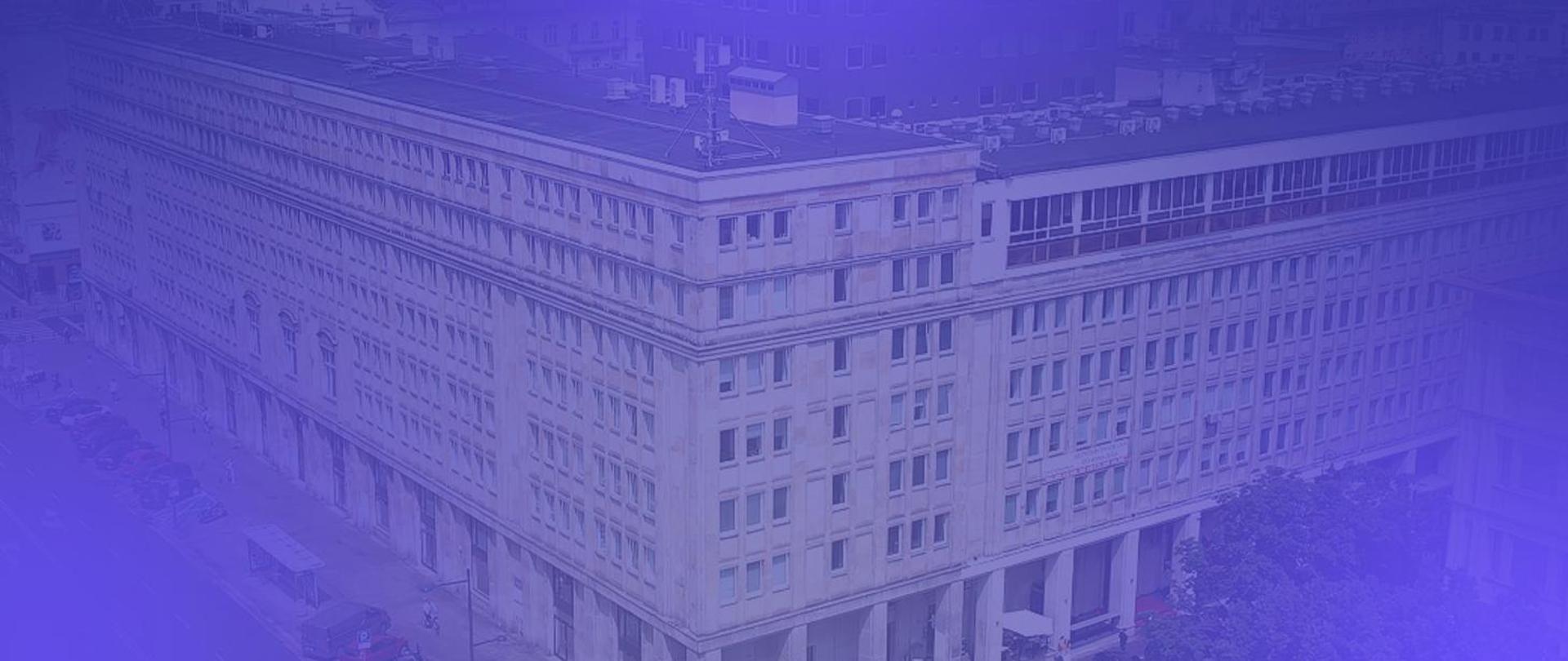 Budynek na tle fioletowego nieba