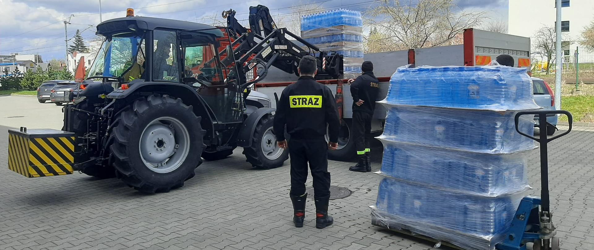 Akcja rozdysponowywania palet z wodą - załadunek na samochód