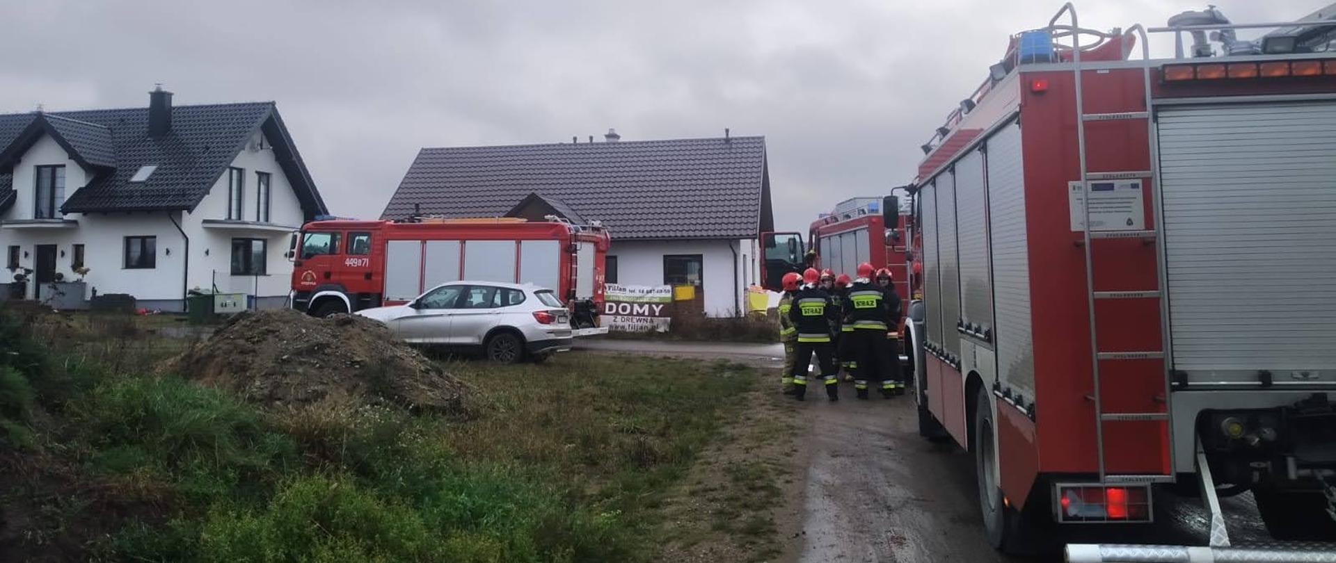 Samochody strażackie na tle budynku