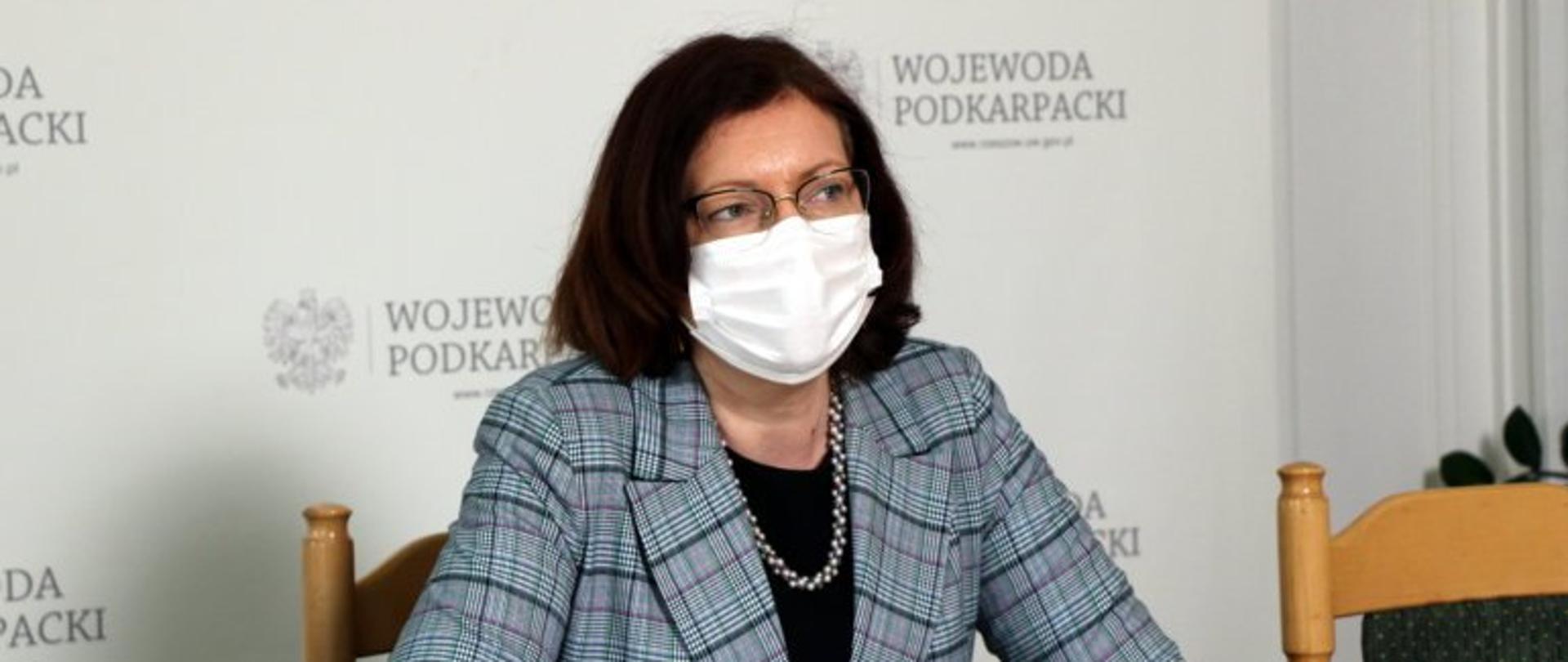 Wojewoda prowadzi konferencję na temat sytuacji epidemiologicznej na Podkarpaciu