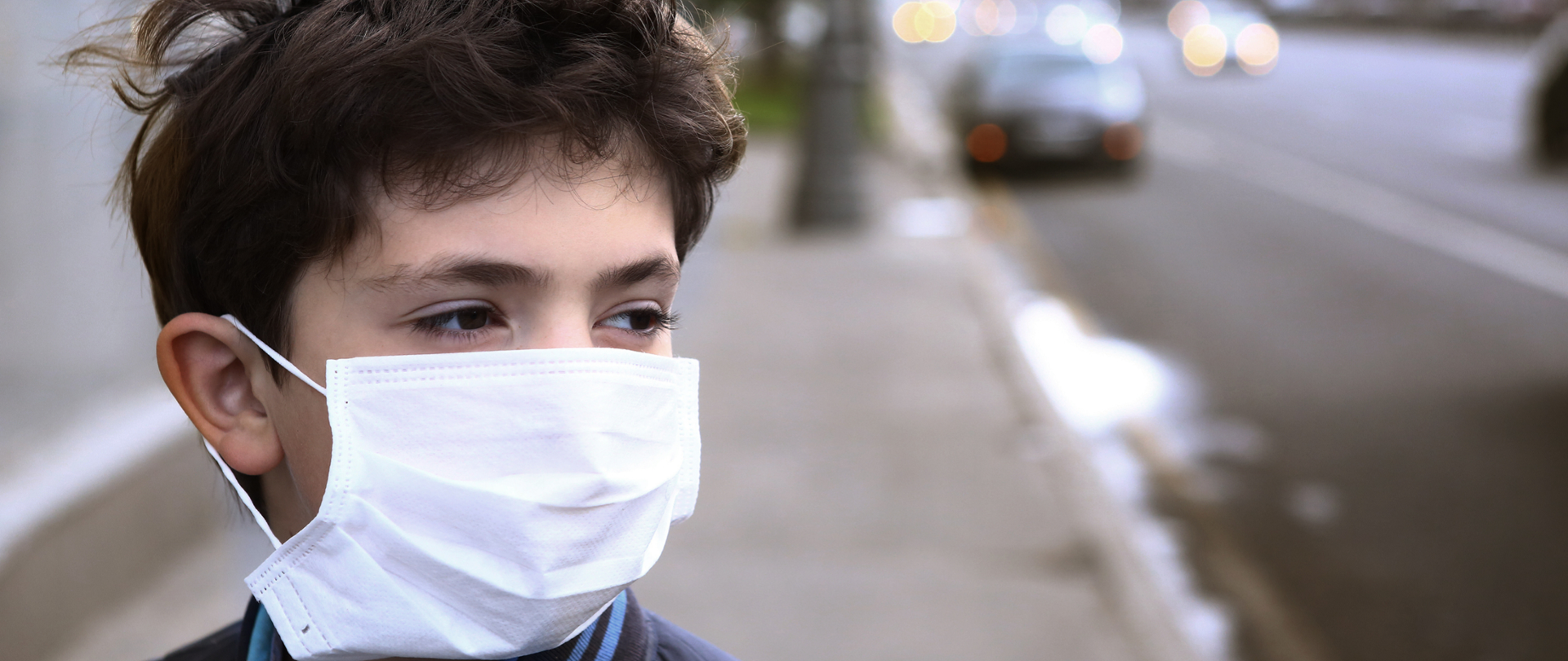 Chłopiec w masce na twarzy