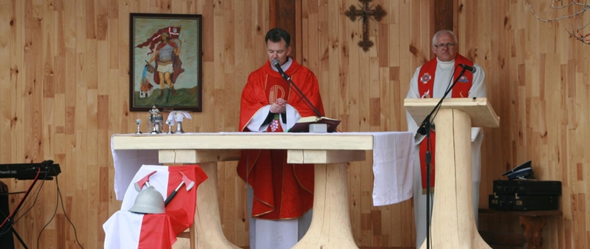 Zdjęcie przedstawia mszę polową