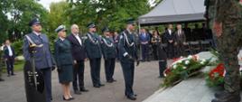 Delegacja mundurowych składa kwiaty przed pomnikiem