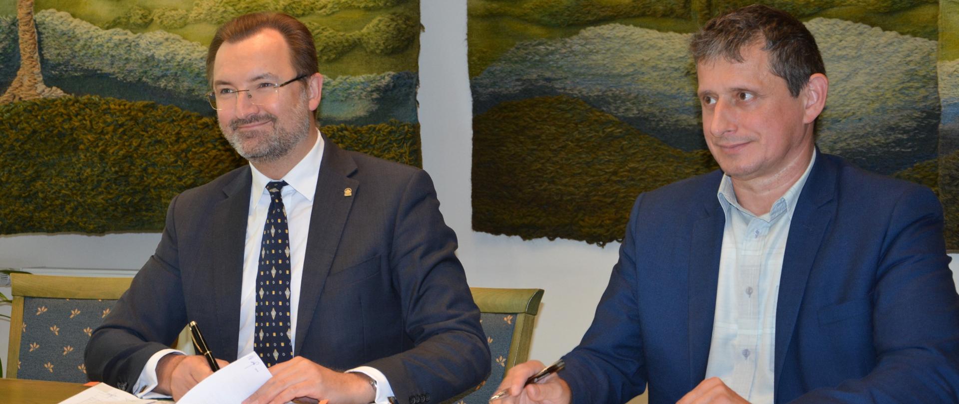 Zastępca Prezesa Zarządu NFOŚiGW Sławomir Mazurek podczas podpisania umowy w siedzibie NFOŚiGW