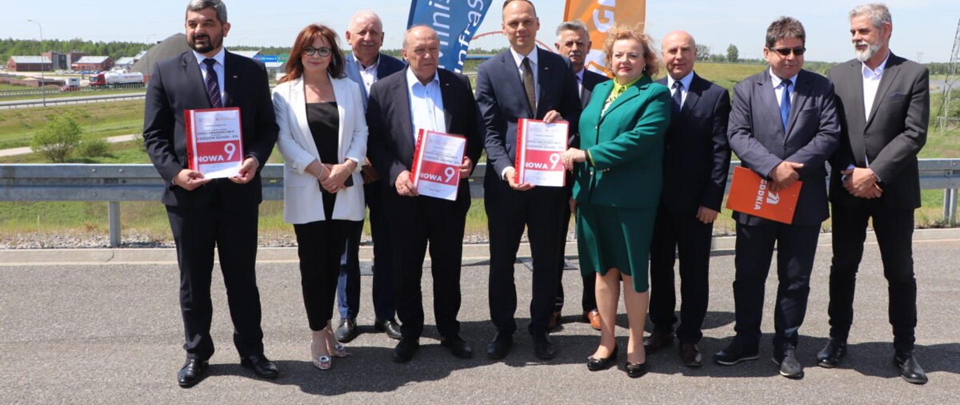 Wiceminister infrastruktury Rafał Weber i przedstawiciele władz województwa podczas uroczystości z okazji podpisania Programu Inwestycji dla budowy nowego przebiegu drogi krajowej nr 9, od węzła Rzeszów Zachód na A4 do drogi ekspresowej S74