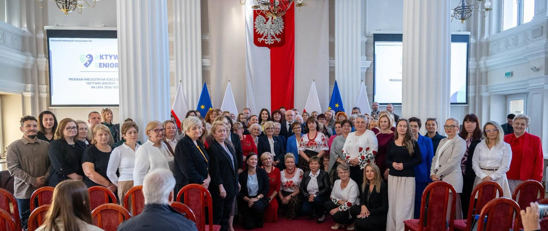 Zdjęcie przedstawia uczestników uroczystości 