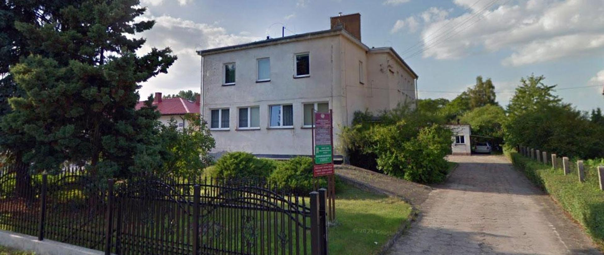 Jednopiętrowy, murowany budynek otoczony ogrodzonym terenem. Posiada prostą fasadę i płaski dach