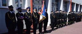 Na zdjęciu strażacy podczas uroczystego apelu
