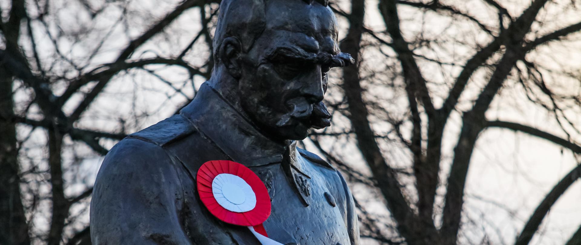 Józef Piłsudski marsall szobra lengyel kokárdával