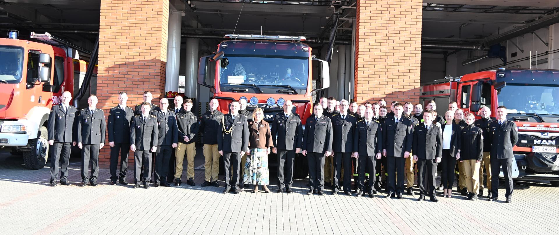 zdjęcie grupowe na tle komendy