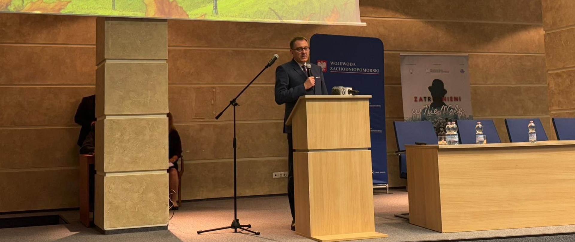wicewojewoda Dawid Krystek przy mównicy