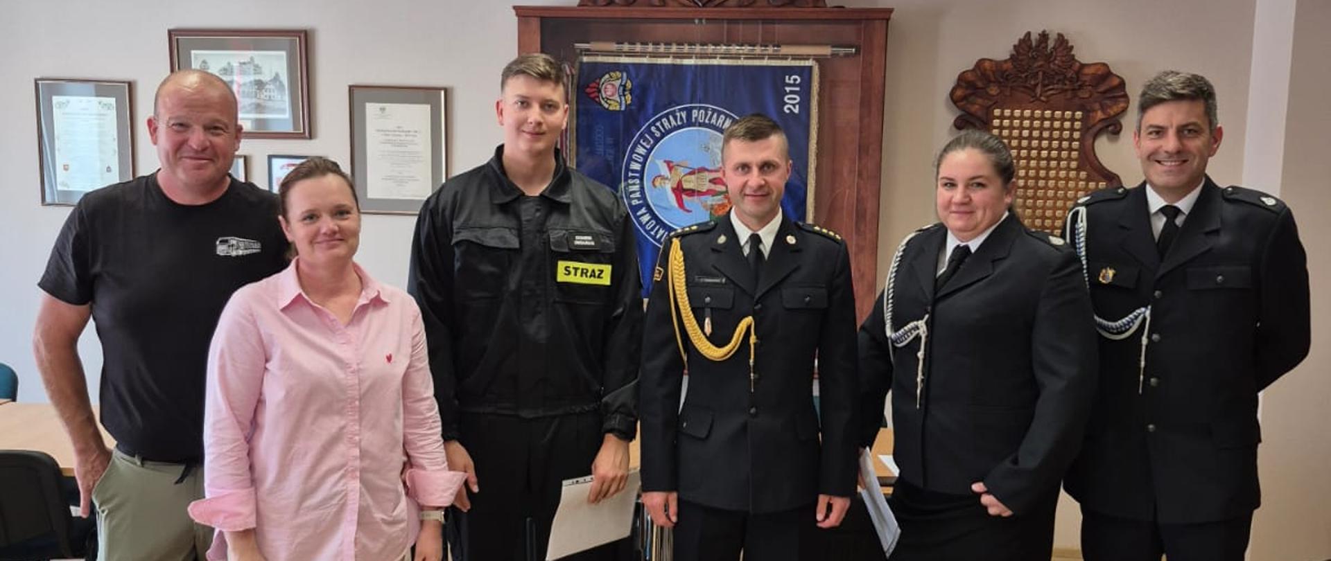 Z-ca komendanta, kandydaci i przedstawiciele OSK Wiraż podczas podpisywania umowy