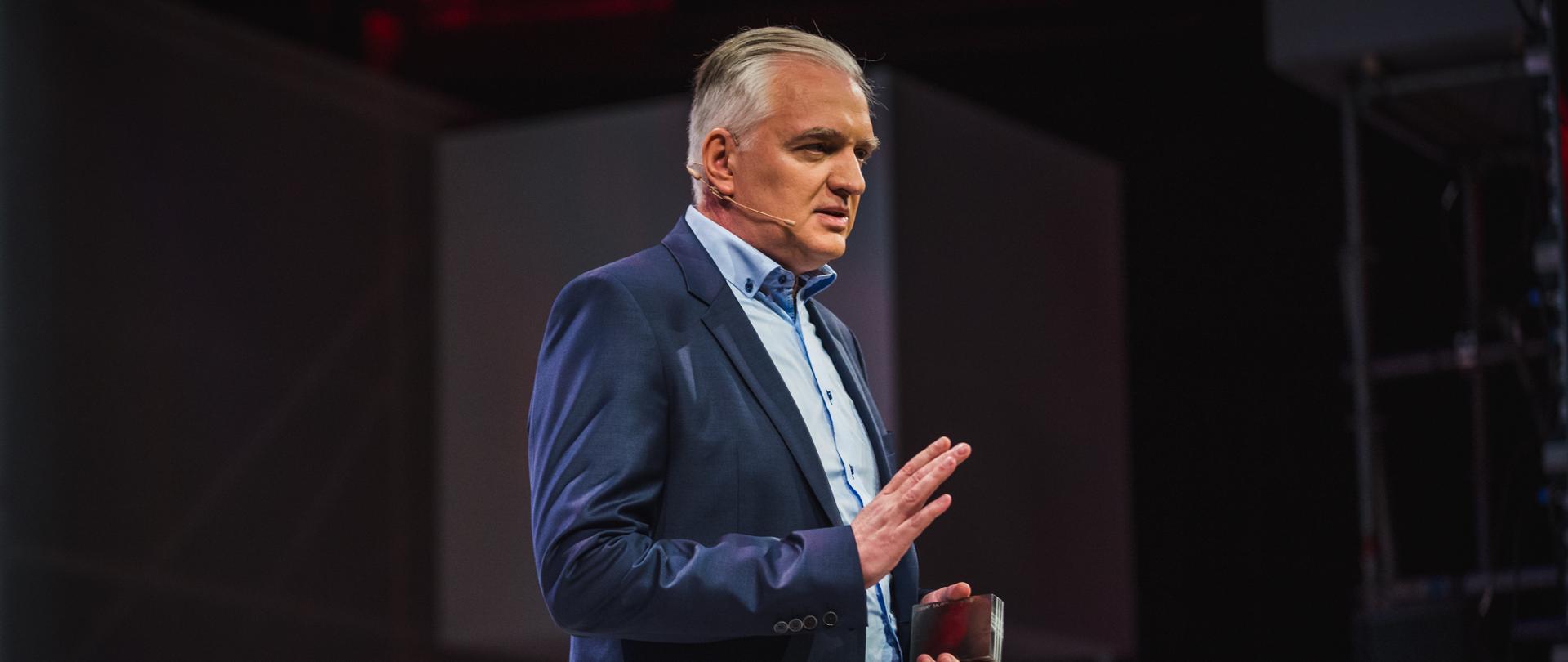 Na zdjęciu widać wicepremiera Jarosława Gowina przemawiającego na scenie.