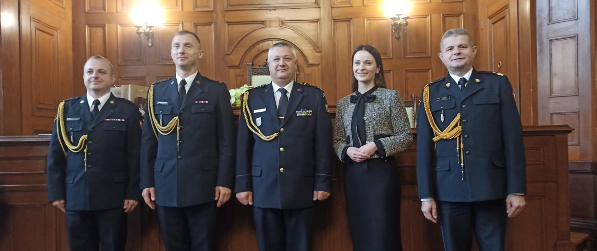 Strażacy w umundurowaniu wyjściowym pozujący do zdjęcia.