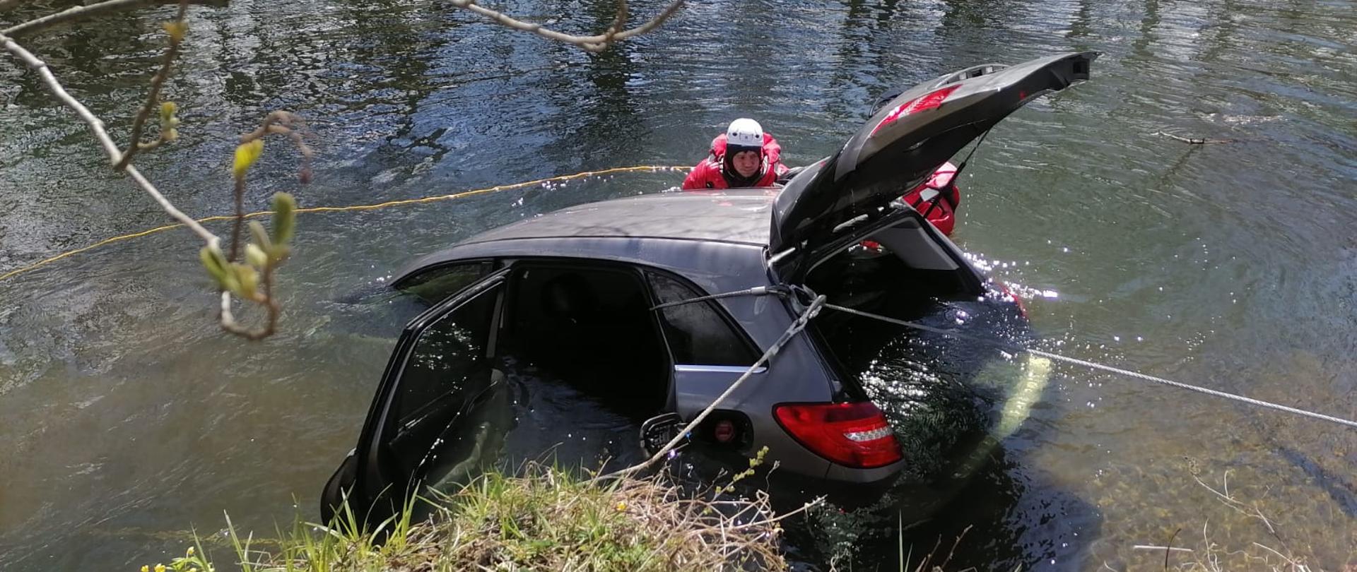 Na zdjęciu samochód osobowy w rzece Raduni