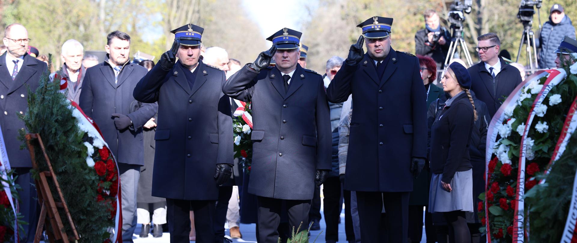Delegacja Państwowej Straży Pożarnej do złożenia wieńców pod Pomnikiem ofiar katastrofy smoleńskiej na Cmentarzu Wojskowym na Powązkach w Warszawie składa hołd – od lewej Komendant Miejski PSP m.st. Warszawy st. bryg. mgr inż. Paweł Adamczyk, Zastępca Mazowieckiego Komendanta Wojewódzkiego PSP bryg. Waldemar Wysowski oraz Zastępca Komendanta Miejskiego PSP m.st. Warszawy st. bryg. Michał Płachta.