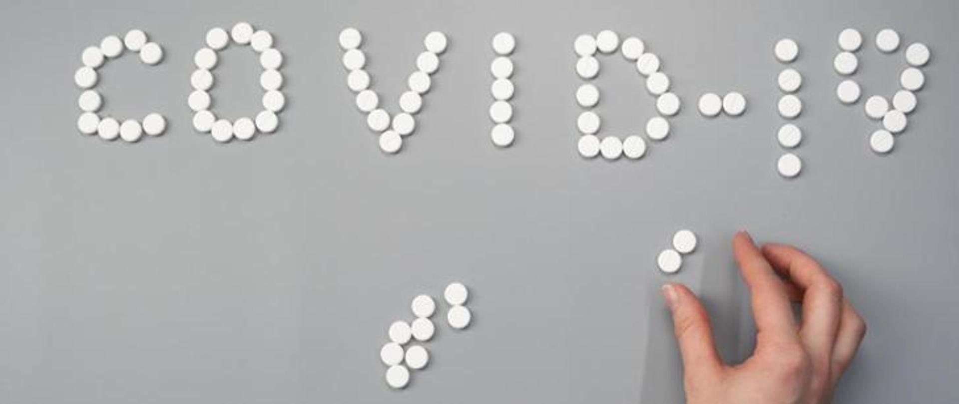 Plansza z napisem Covid 19