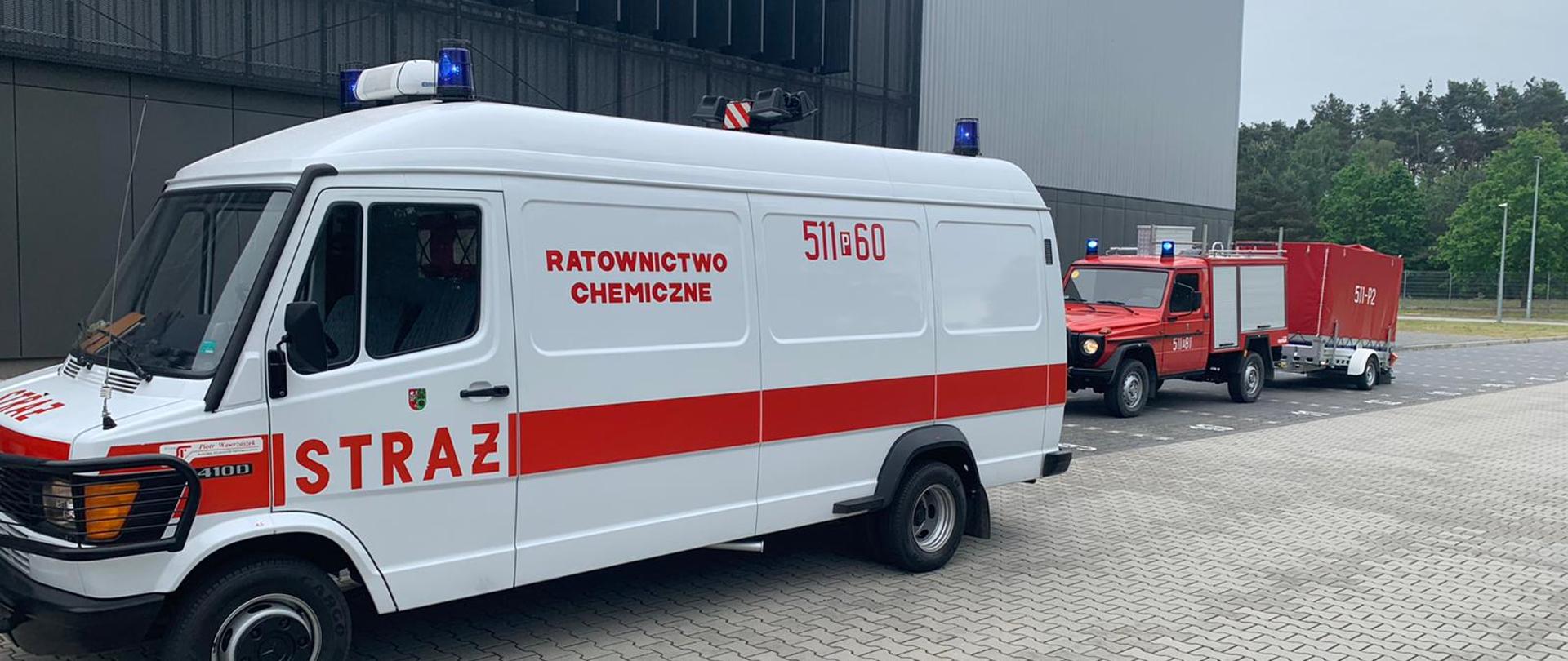 Samochody strażackie przy obiekcie sterylizatorni