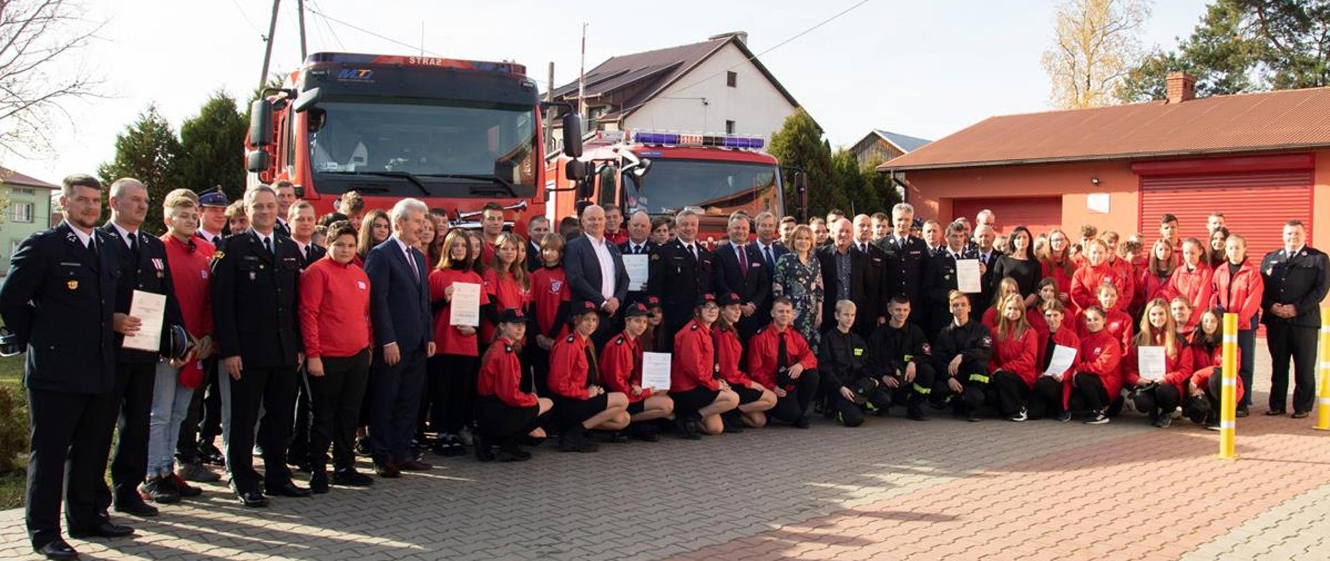 Uroczyste wręczenie promes dla 8 Młodzieżowym Drużynom Pożarniczym z terenu powiatu staszowskiego