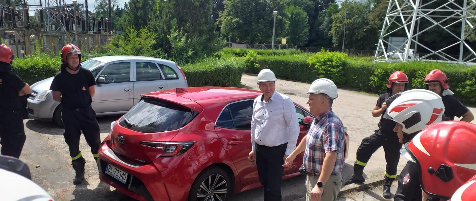 Strażacy na placu szkoleniowym PGE podczas szkolenia z zakresu działań i współpracy PSP z PGE