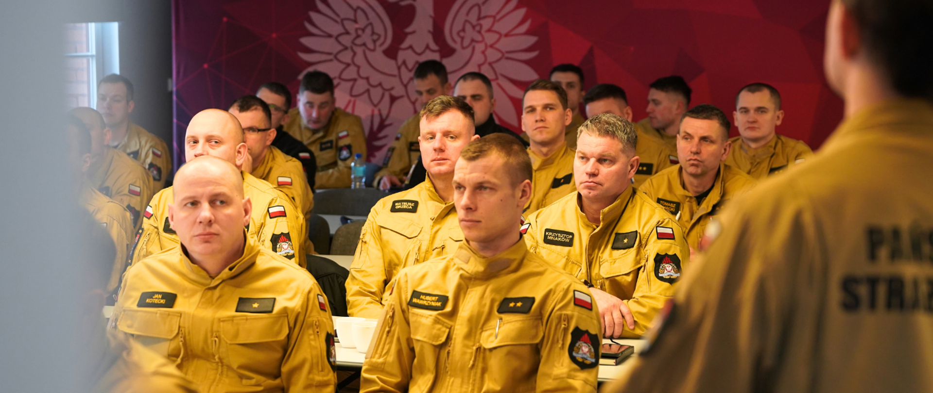 Uczestnicy w szkolenia na sali gdzie odbywa się szkolenie wsłuchują się w słowo rozpoczęcia Pana Komendanta.