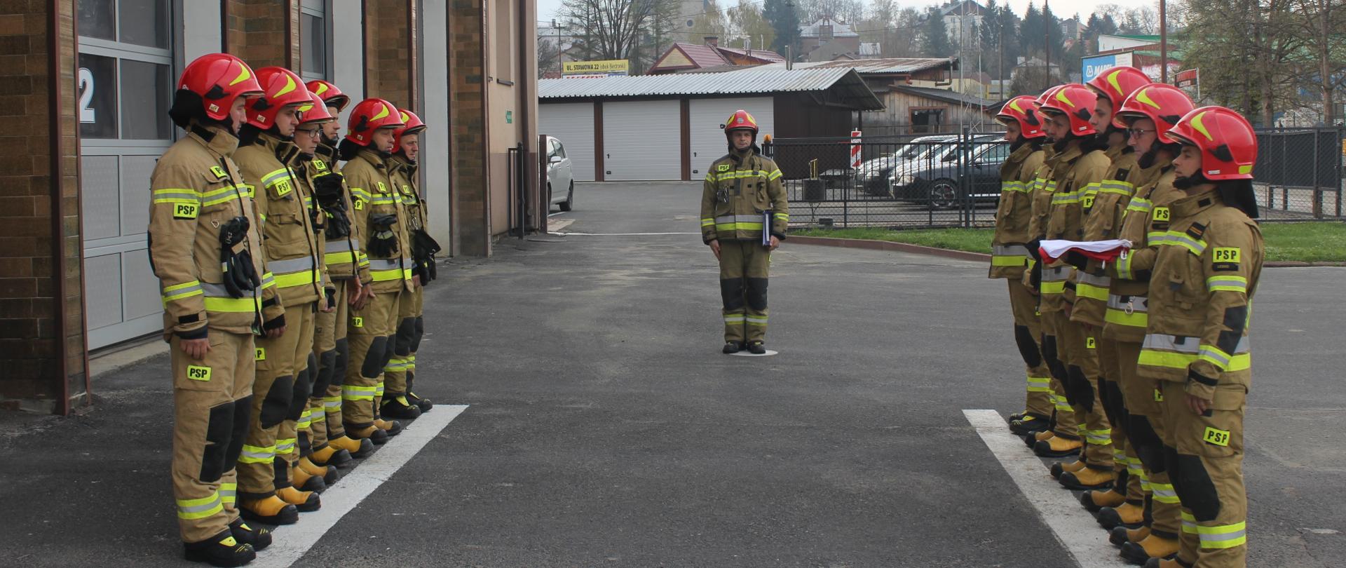 Zdjęcie przedstawia zmiany służbowe podczas uroczystej zbiórki z
okazji Dnia Flagi Rzeczypospolitej Polskiej.