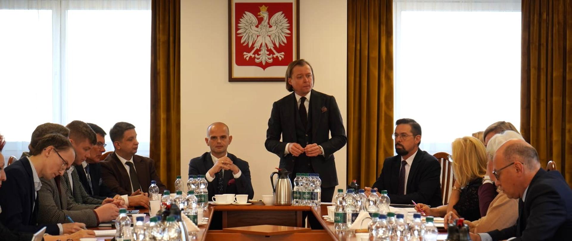 Na zdjęciu widać kobiety i mężczyzn