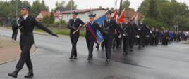 Przemarsz uczestników uroczystości na plac przed remizą OSP w Brzoziu Lubawskim