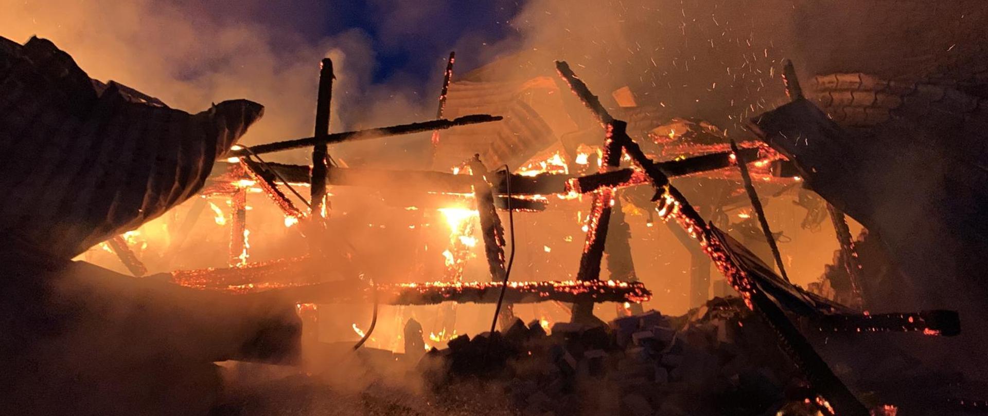 Zdjęcie przedstawia pożar poddasza budynku magazynowego