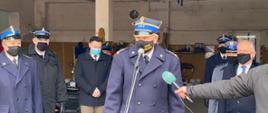 Zdjęcie przedstawia pomorskiego komendanta wojewódzkiego PSP st. bryg. Piotra Sochę przemawiającego podczas uroczystości przekazania samochodu ratowniczo-gaśniczego dla OSP Łeba.