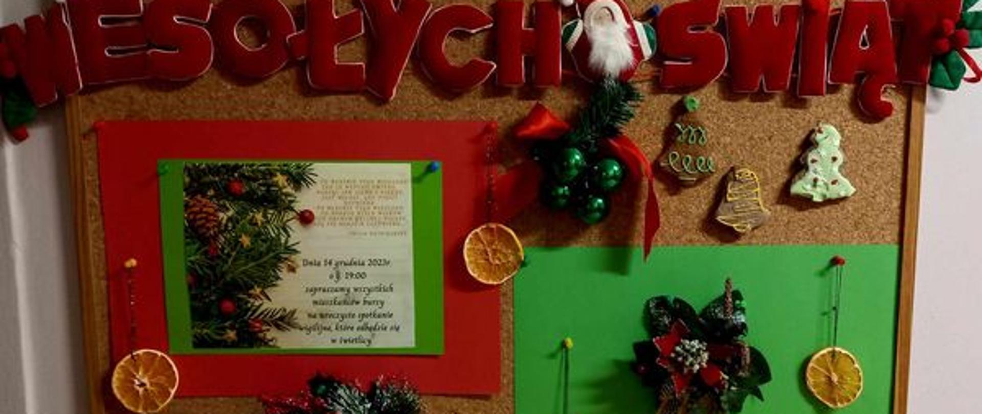 Dekoracja świąteczna, z widocznym czerwonym napisem Wesołych Świąt