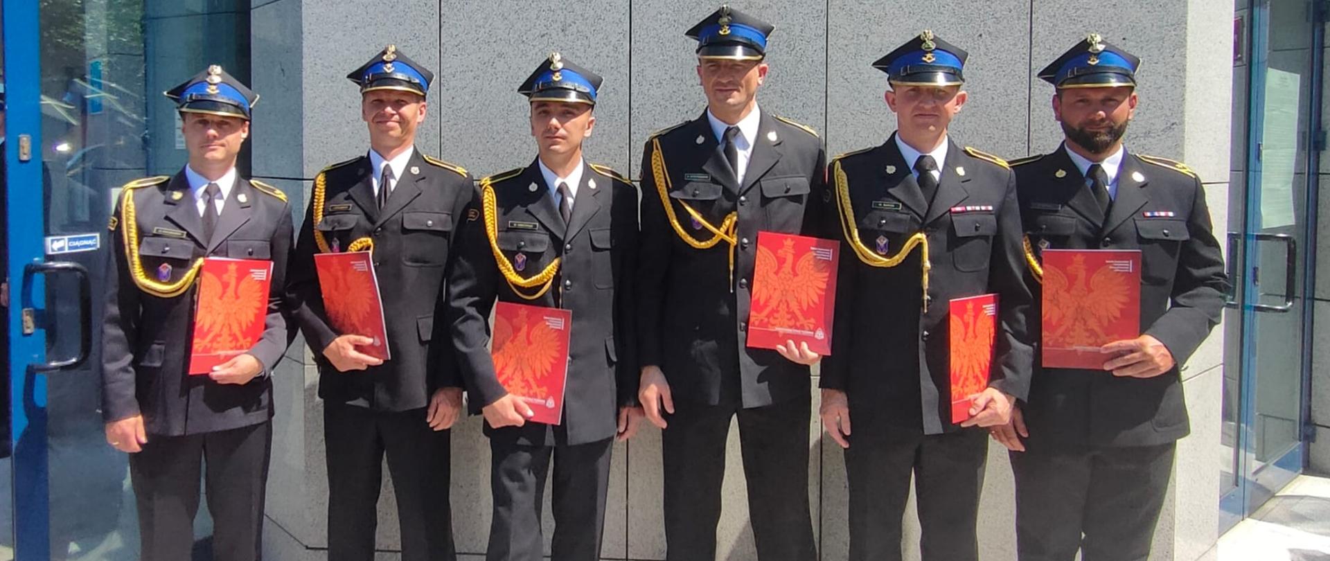 Zdjęcie przedstawia sześciu nowych aspirantów w Szkole Aspirantów Państwowej Straży Pożarnej w Poznaniu podczas uroczystej promocji absolwentów. Na zdjęciu nowi aspiranci z KP PSP w Międzyrzeczu.