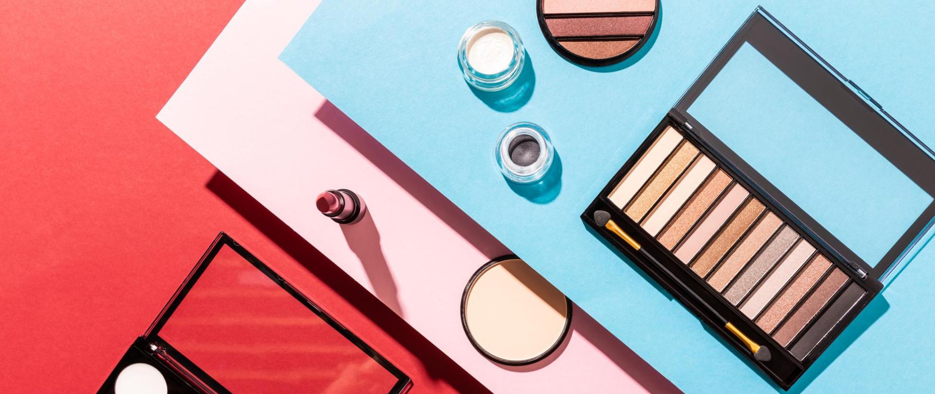 Na zdjęciu są kosmetyki na kolorowym tle.
