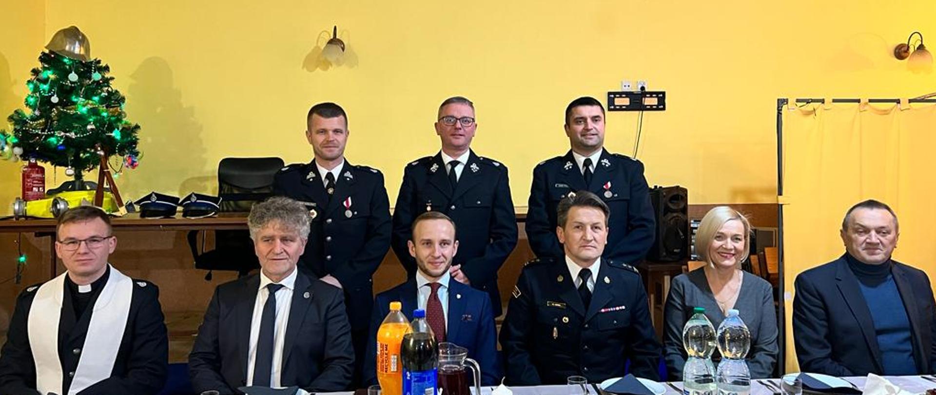 Zdjęcie przedstawia gości zaproszonych na świąteczne spotkanie do jednostki Ochotniczej Straży Pożarnej w Kostomłotach Drugich.
