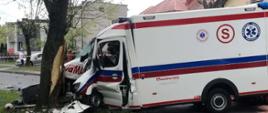 Wypadek w Ostrowi Mazowieckiej na ul. Szkolnej. Na zdjęciu rozbita karetka, która uderzyła w drzewo.