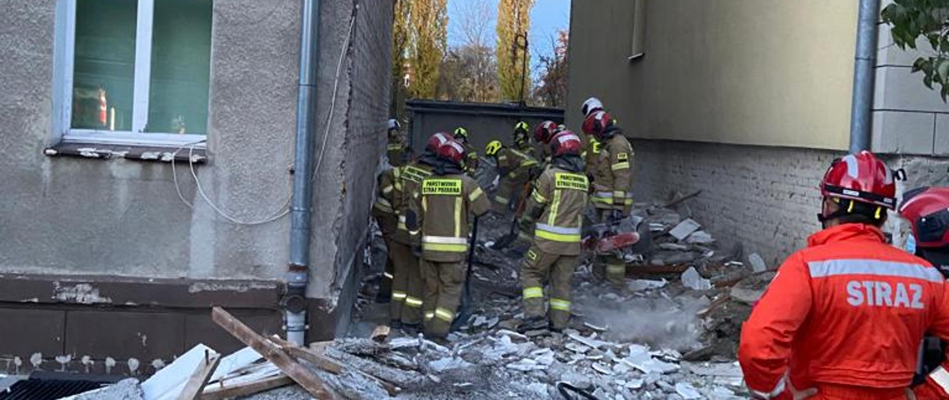 Zerwana elewacja w budynku mieszkalnym przy ul. Wolności w Brzegu