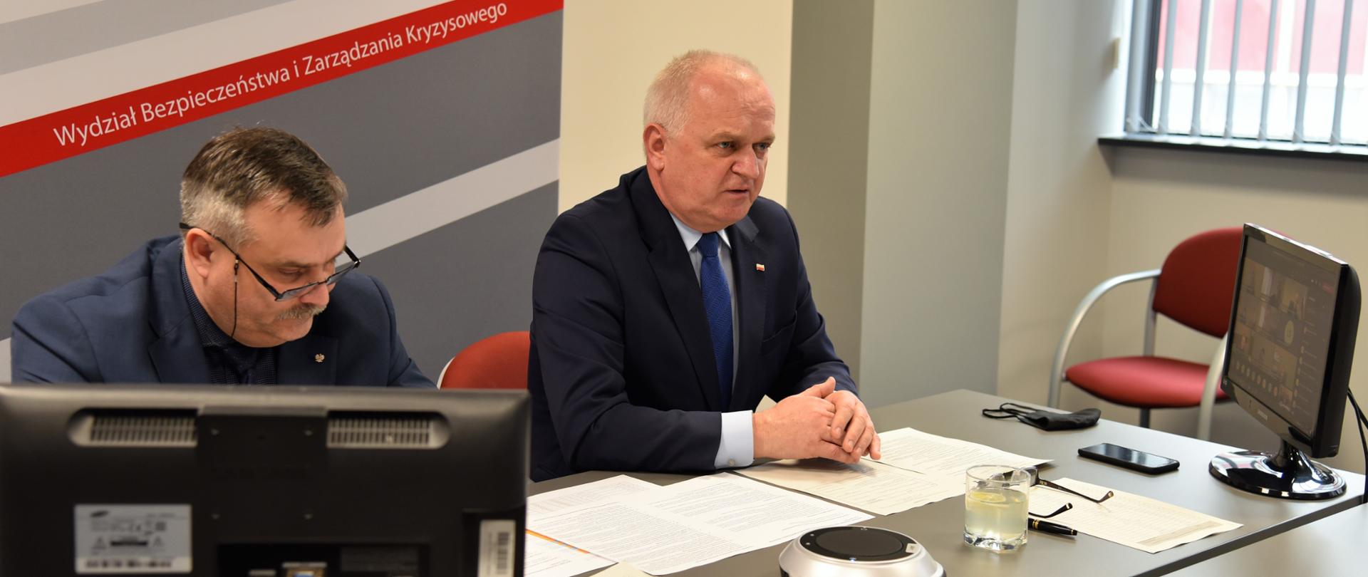 Wojewoda z dyrektorem BZK LUW w czasie konferencji