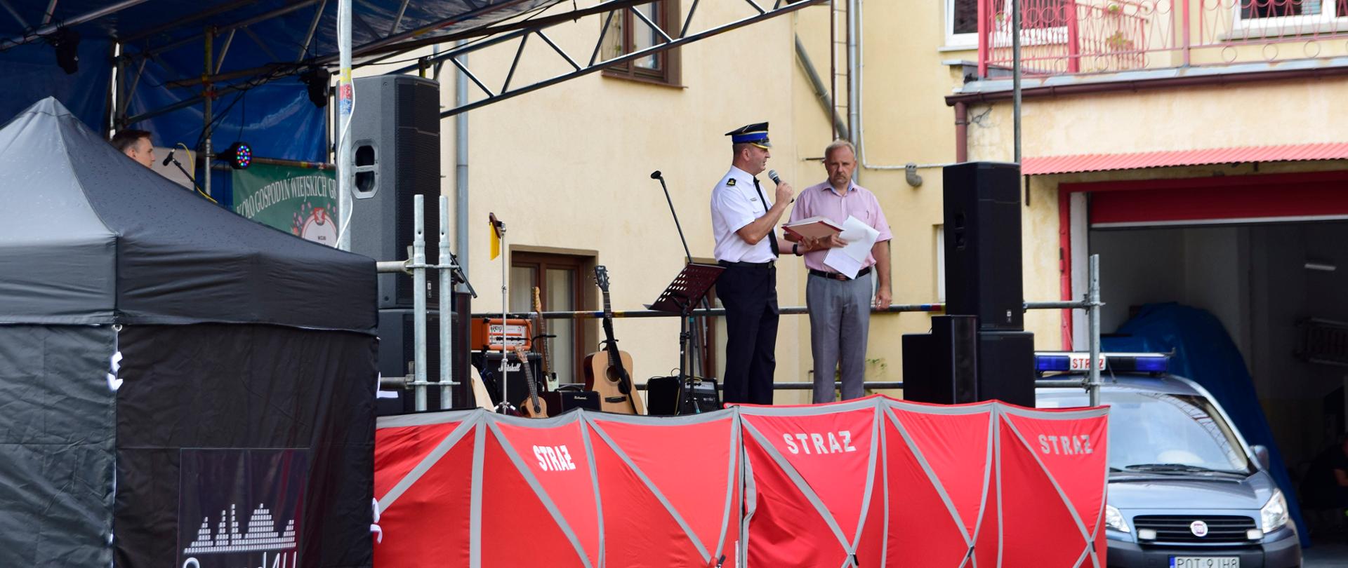 Komendant powiatowy w trakcie przemówienia podczas pikniku