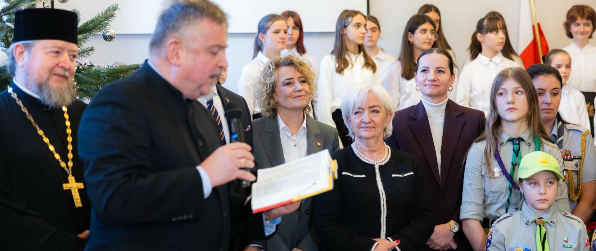 Wojewoda łódzki Dorota Ryl, prezydent Łodzi Hanna Zdanowska i wiceprezydent Łodzi Małgorzata Moskwa-Wodnicka podczas spotkania wigilijnego w Urzędzie Miasta Łodzi