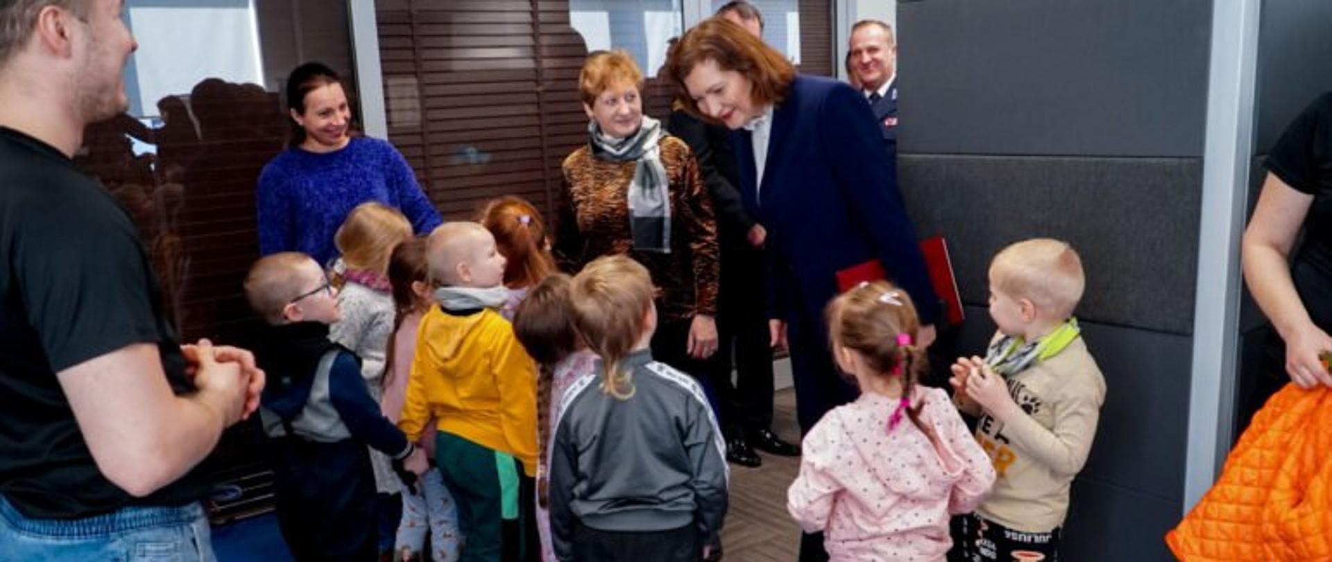 Wojewoda podkarpacki Ewa Leniart rozmawia z grupą dzieci podczas obchodów Dnia Numeru Alarmowego 112 w Centrum Powiadamiania Ratunkowego w Rzeszowie