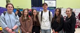 Grupowe zdjęcie uczniów na targach edukacyjnych.