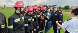 Młodzieżowa Drużyna Pożarnicza odbiera medale z rąk nadbrygadiera Państwowej Straży Pożarnej