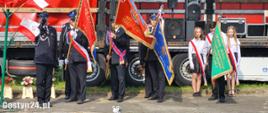 Na zdjęciu stoją poczty sztandarowe, które brały udział w uroczystości.