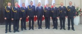 Pamiątkowe zdjęcie Komendanta Centralnej Szkoły PSP oraz ośmiu funkcjonariuszy CS PSP w towarzystwie Prezydenta RP