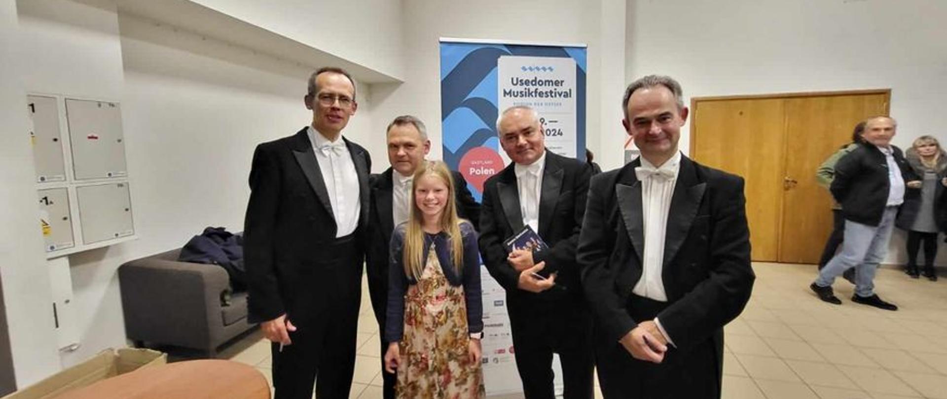 Zdjęcie uczennicy PSM I stopnia z muzykami Grupy MoCarta