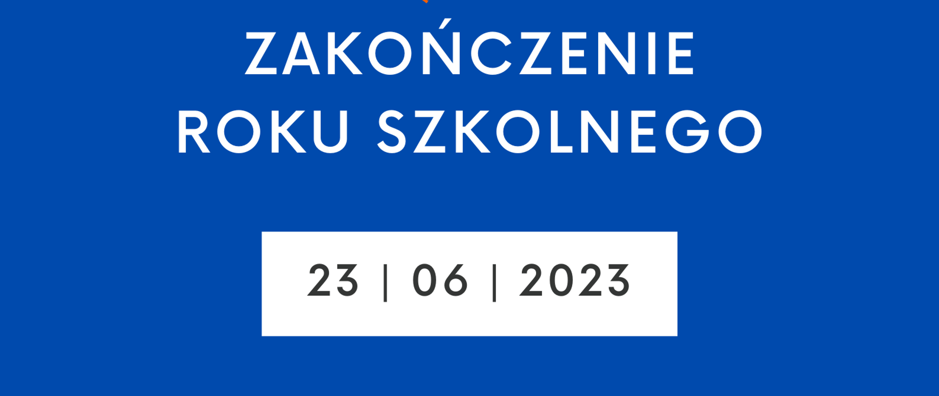 Plakat. Na granatowym tle na górze plakatu konfetti, birety, pod spodem hasło dot. zakończenia roku, data, podział na klasy. Na dole plakatu konfetti.