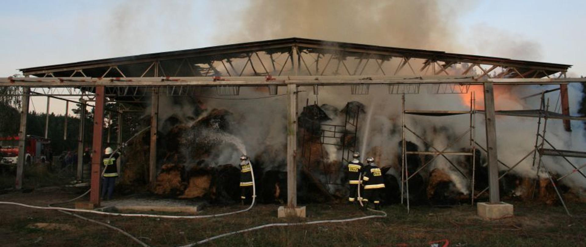 Palący się stóg siana w wiacie